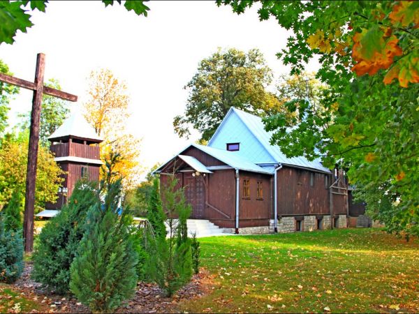 Dawna drewniana cerkiew greckokatolicka pw. Opieki Najświętszej Maryi Panny (od 1979 roku kościół rzymskokatolicki pw. Najświętszego Serca Pana Jezusa), wzniesi