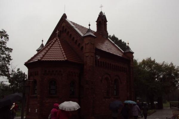 w kompleksie kościelnym jest też w bliskim sąsiedztwie cmentarz grzebalny, jest też murowana kaplica wzniesiona w 1880r. przez barona von Reiswitza jako wotum z