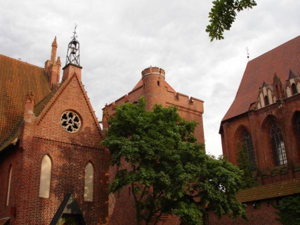 Zamek krzyżacki (niem. Ordensburg Marienburg) - trzyczęściowa twierdza obronna w stylu gotyckim o kubaturze ponad 250 000 m3. Składa się z zamku niskiego, zamku
