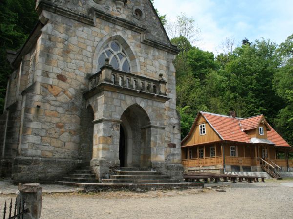 pod szczytem góry Korodół  - 601m npm - w miejscu zwanym Zaśpit, kryje się wyjątkowe miejsce kultu - pustelnia św. Jana z Dukli, miejsce licznych pielgrzymek i