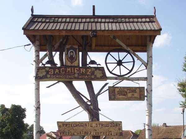 5 lipca 2003r. na zorganizowanym uroczystym jarmarku p.Wioletta Błotko zaprezentowała ciekawy projekt przebudowy rynku, który wykorzystano w 2004r. zgodnie z za