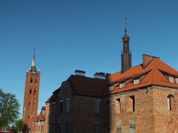 budowany ratusz na drugim planie wieża nie istniejącego kościoła  zagrożona zawaleniem - Pieniężno w części starego miasta w czasie działań II Wojny Światowej z
