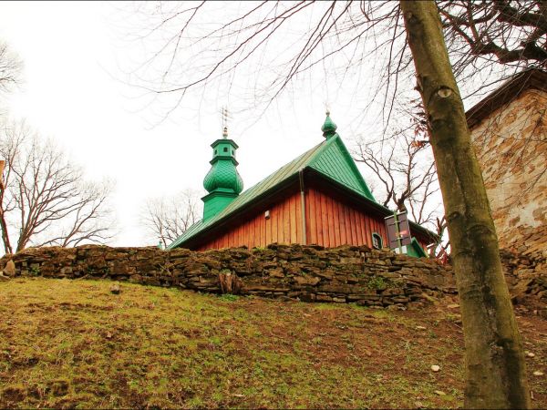 Cerkiew greckokatolicka p.w. Soboru Bogarodzicy w Hłomczy , zbudowana w 1859 r. Obok cerkwi wzniesiono w tym samym czasie dzwonnicę murowaną, w której wiszą trz