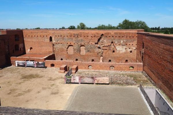 zamkowy dziedziniec - rewitalizowany, tu poznajemy też potęgę murów, tu też sposobność by namówić do zejścia - n/z po prawej - schodami do lochów zamkowych i po