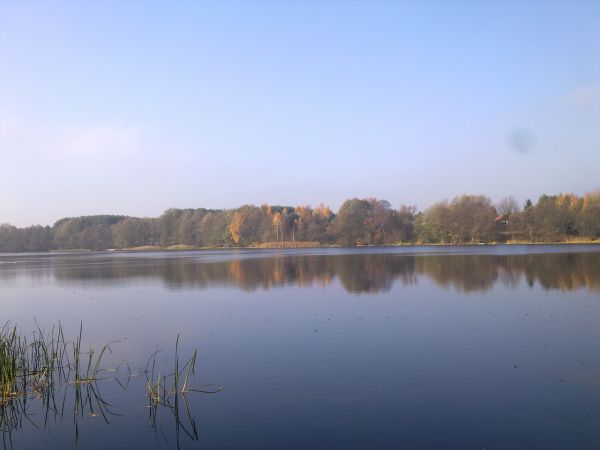 Piękna jesień nad jeziorem Szczekarzewo