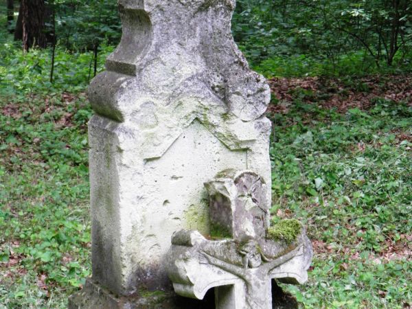 Stary pomnik na Cmentarzu Wojennym z I Wojny Światowej.