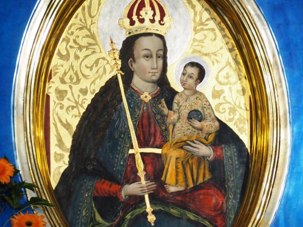 w nastawie ołtarza głównego : Łaskawy Obraz - Matka Boża czczona jest jako Królowa Nieba i Ziemi. Obraz pochodzi z XV wieku, do jaśliskiego kościoła z pogranicz