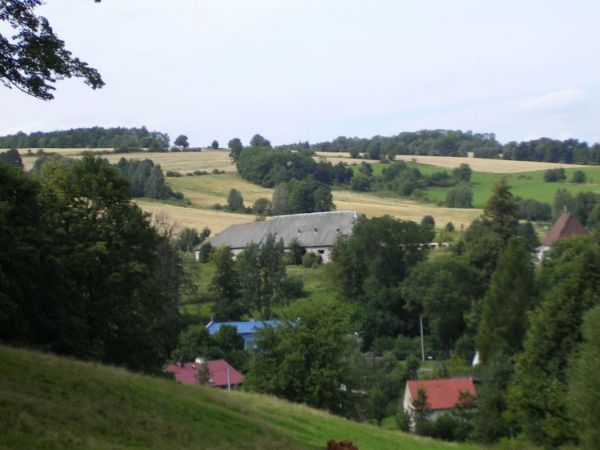 Magic./na wzgórzu zabudowania po PGR