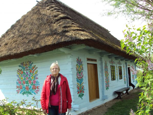 wieś stanowi i prezentuje się jako tradycyjny ośrodek malarstwa ludowego z domami o bogato zdobionych wnętrzach jak i na ścianach budynków przeważają czerwone m