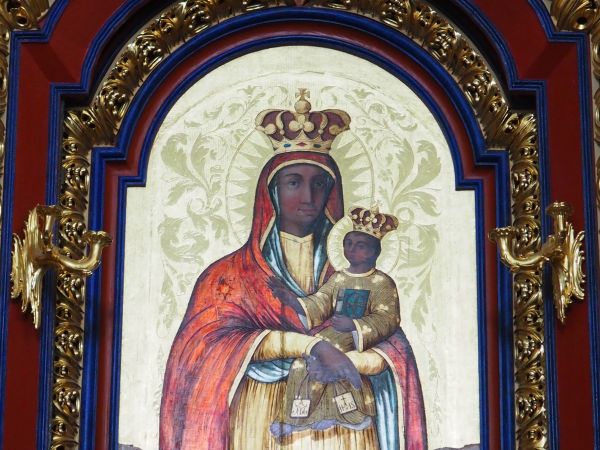 Matka Boska Szkaplerzna - obraz z 1859r. w polu głównym ołtarza w kościele, na zasuwie jest Trójca Święta.