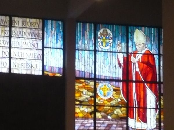 W sanktuarium  zamontowano  piękne  witraże.