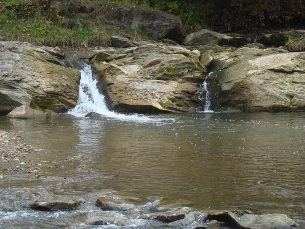 Pomnik przyrody: "Wodospad na rzece Olszance", okazja, by poznać określenia: bystrza, ploso, ostroga rzeczna, zatoń - warto !
