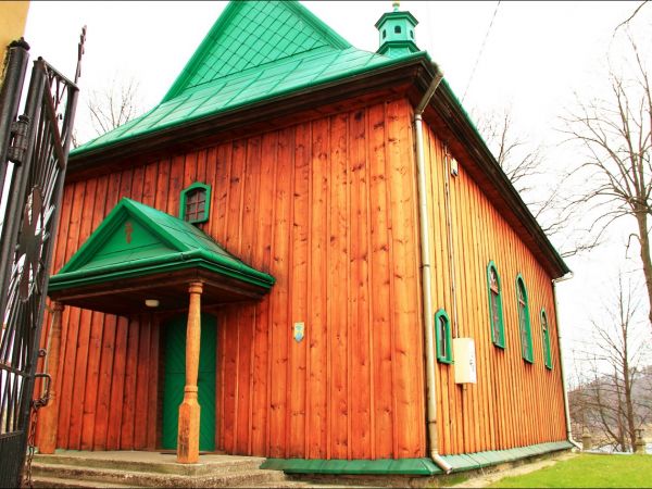 Cerkiew greckokatolicka p.w. Soboru Bogarodzicy w Hłomczy , zbudowana w 1859 r. Obok cerkwi wzniesiono w tym samym czasie dzwonnicę murowaną, w której wiszą trz