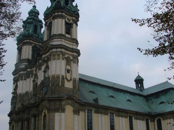 Podczas najazdu husyckiego w 1426r. zakonnicy ukryli obraz Matki Bożej Łaskawej pod podłogą zakrystii. Obraz przeleżał tam 196 lat, odnaleziony w roku 1622.