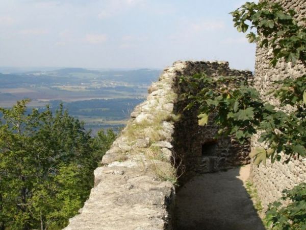Zamek Chojnik (Jelenia Góra-Sobieszów) – zbudowany w 1364. W 1392 r. zamek otrzymuje od księżnej Agnieszki  (z piastowskiej linii świdnicko-jaworskiej) ry