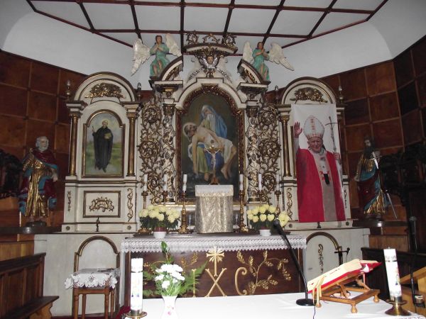 ołtarz główny w kościele z obrazem Matki Boskiej Bolesnej - "Piety", po lewej na obrazie św. Andrzej Bobola. Ten piękny późnobarokowy ołtarz z 1736r. pochodzi z