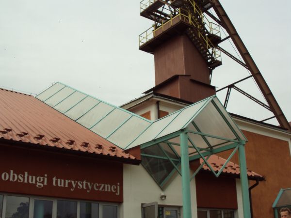 ładnie, stylowo, czysto i "po europejsku" - tu i wewnątrz na powierzchni a kolejki do windy wcale nie odstraszają - trzeba "klimatami obrosnąć" i właśnie tam na