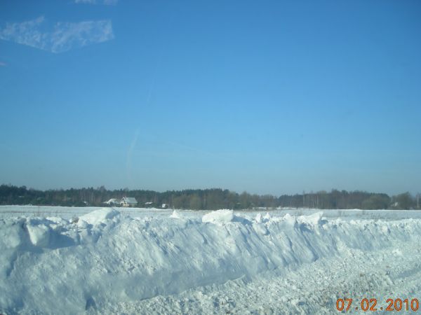 Zimowe pola (w oddali - tereny działkowe)