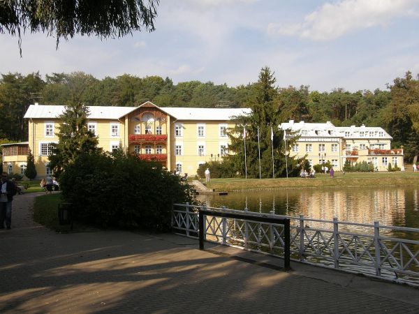 Nałęczów - Widok na budynek Sanatorium w Parku Zdrojowym