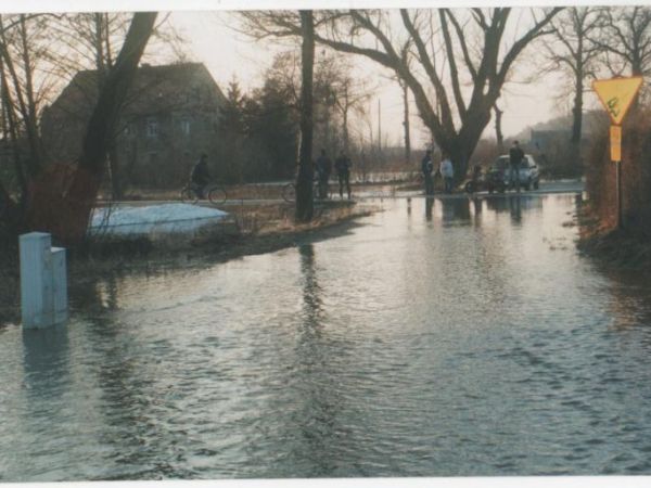 "Potok Żarecki"w marcu 2006 rozlał szeroko swoje wody.