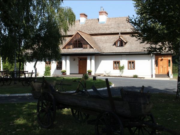 Skansen budownictwa ludowego.