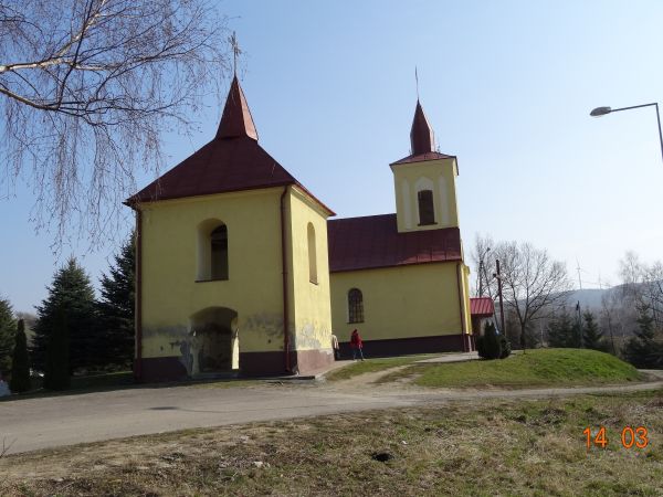 dzwonnica - współczesna z cerkwią, obok dwa sektory cmentarne.