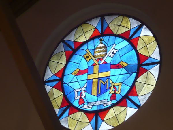 Drugi  witraż   domu  parafialnym  przy  parafii Św.Antoniego.