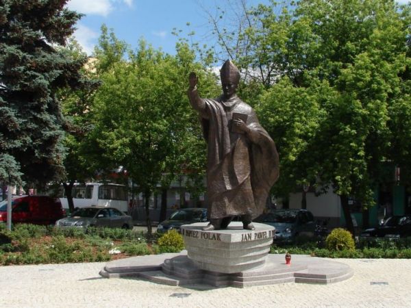 Pomnik Jana Pawła II sponsorowany przez możnych tego miasta. Odsłonięty 8 czerwca 2008r.