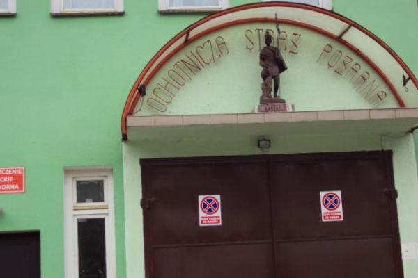 Remiza OSP, nad bramą manewrową figura św. Floriana - patrona strażaków.
