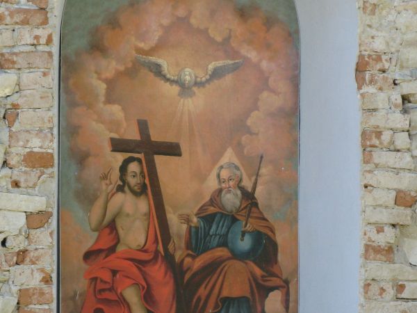 przedstawienie Boga Ojca, Ducha Świętego w postaci gołębicy oraz Chrystusa Zmartwychwstałego - inaczej: Trójcy Świętej, w pozornym oknie w ścianie za prezbiteri