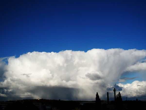Chmura cumulonimbus z opadami deszczu gradu nad Lęborkiem.