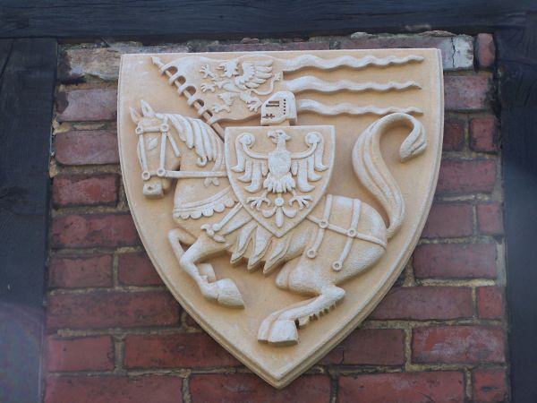 Płaskorzeźba współczesnego herbu m. Koszalina autor- Leszek Rogaliński.