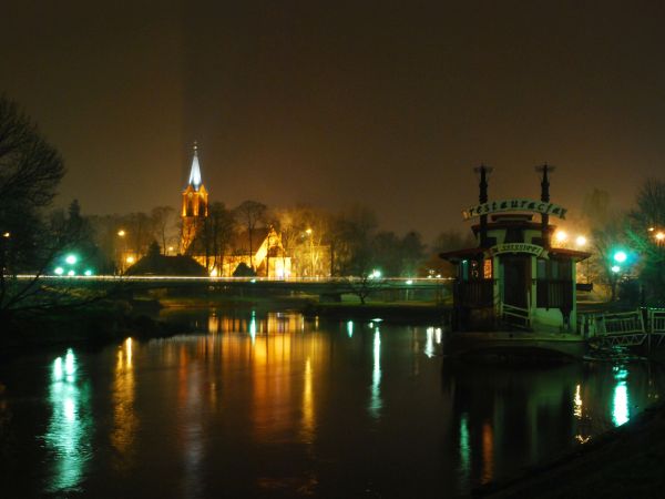 Bulwary Chattelerault nocą z widokiem na kościół św.Stanisława Kostki.