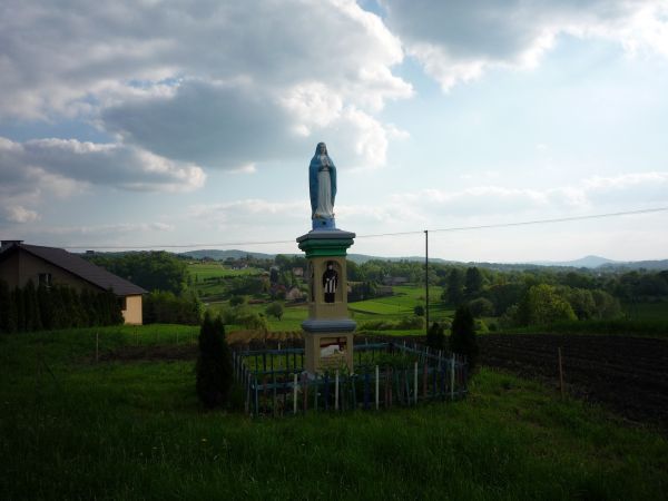 Głogoczów.Figura przydrożna obok skrzyżowania dróg 7 i 52.