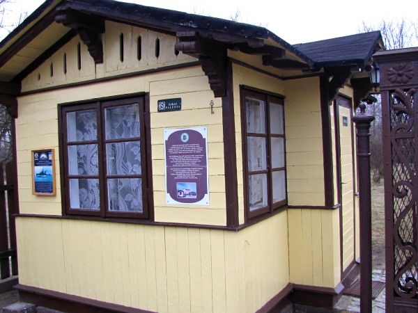 W skansenie znajduje się też drewniany domek, przeniesiony ze Spały, a pełniący funkcję wygódki dla carów polujących w spalskiej puszczy.