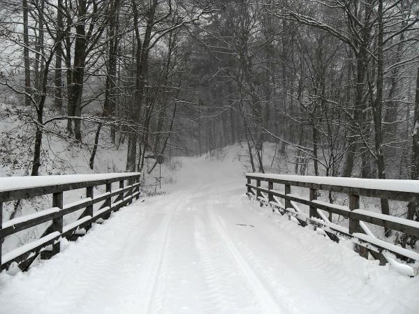 W górę przez most w Młyńsku do Sowiego Dołu