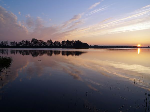 Wschód nad jeziorem