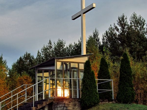 Miejsce dla ołtarza oraz krzyż na cmentarzu w Czarnej Wodzie