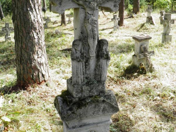 Zabytkowy cmentarz grecko-katolicki w Gorajcu . Na cmentarzu znajduje się kaplica grobowa  rodziny  Brunickich  , właścicieli okolicznych ziem.  Znajduje się na