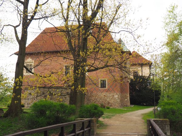 most nad fosą otaczającą zamek, po prawej wejście co po wojnie na Posterunek MO prowadziło a w opisach zdjęć wspomnienie o takim, co go straszyło no i  strzelał