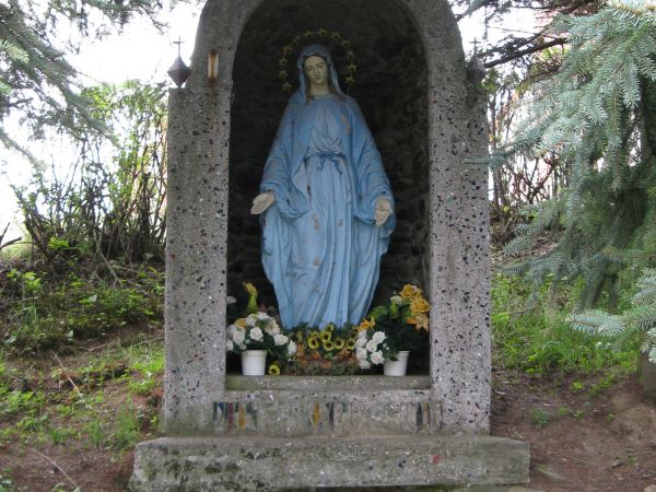 w otoczeniu cerkwi, od 1953r. przejętej dla potrzeb kultu przez wyznawców obrządku rzymsko-katolickiego, co spowodowało też uratowanie świątyni przed zniszczeni