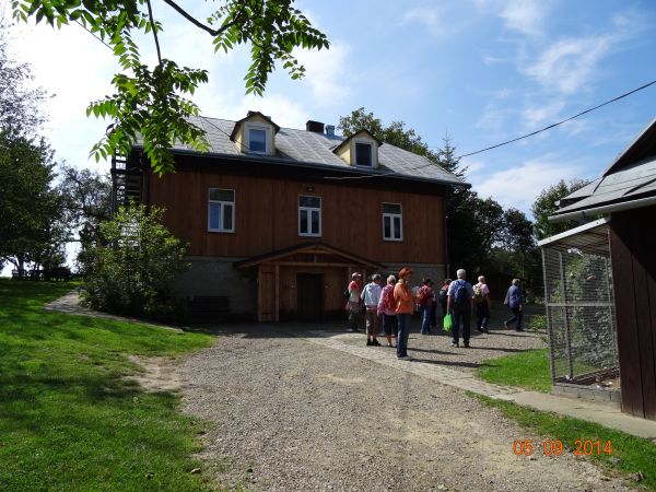 na podwórku zaprzyjaźnionego gospodarstwa agroturystycznego w przysiółku Równie - więcej prezentacji : w tej galerii.