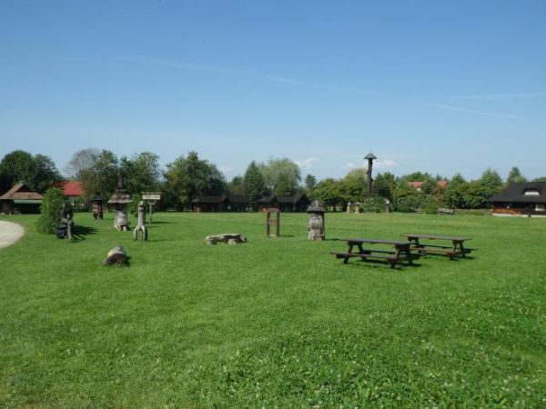 tereny skansenu - Muzeum Pszczelarstwa "Sądecki Bartnik", ławostoły ale  i dyby - n/z pośrodku.