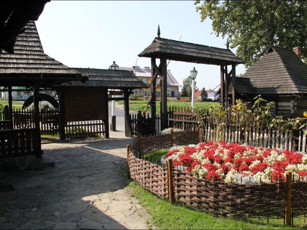 Skansen budownictwa ludowego.