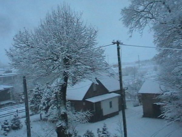 Domek przy przejeździe kolejowym - zimą.