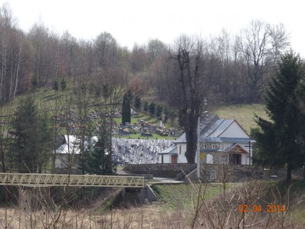 most nad Sanem - po lewej główna, duża część wsi z parkingiem / przyst. PKS.