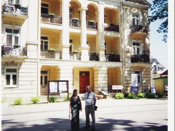 Henryk Sienkiewicz bywał w uzdrowisku, perełce zdrojów - kurortów i dla uhonorowania tak zacnego gościa - letnika - kuracjusza - postanowiono ten obiekt tak naz