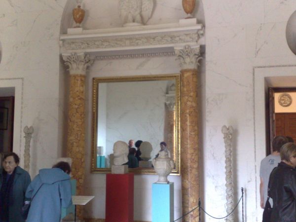 We wnętrzu Świątyni Diany.