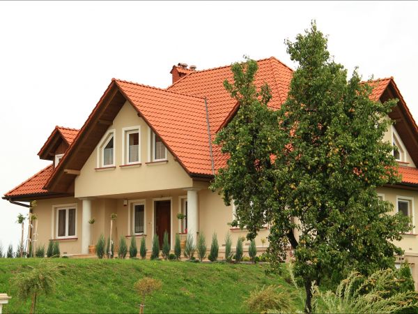 Drewniany kościół filialny pw. Wszystkich Świętych wzniesiony w roku 1676. Obok nowego kościoła nowa plebania.