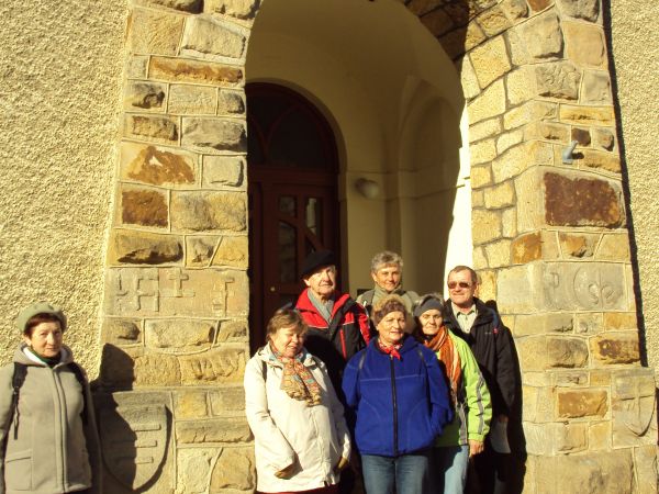 przy wejściu do "Wikarówki", w półkolistym obramowaniu: tarcze herbowe rodów królewskich, magnackich, szlacheckich. W tym temacie - może "na innej półce" były g
